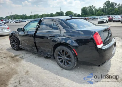 2016 Chrysler 300 Limited z USA, uszkodzony, nr VIN 2C3CCARG7GH344252